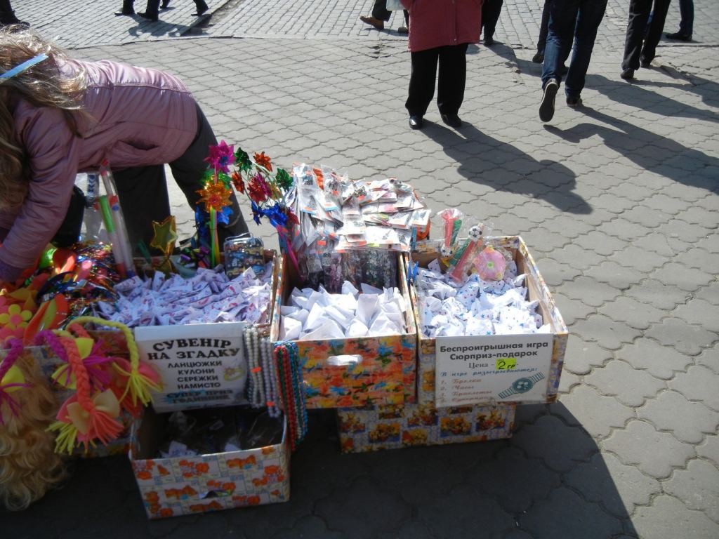 В этом году новшество - пакетики с сюрпризами внутри. Беспроигрышного нет - Одесская Юморина 2011