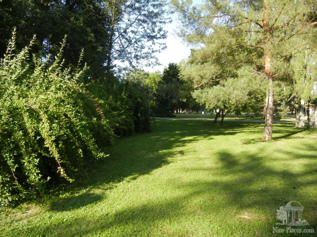 В парке на Купельном острове - Пьештяны - красивейший бальнеологический курорт Словакии