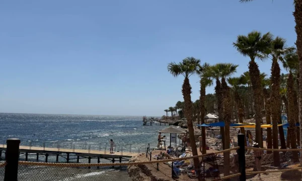 Туристы в Шарм-эль-Шейхе наблюдают за полетом истребителей с бокалом в руке