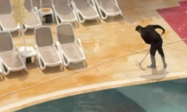 В отелях Турции после &laquo;песчаного дождя&raquo; бассейны пришлось закрывать