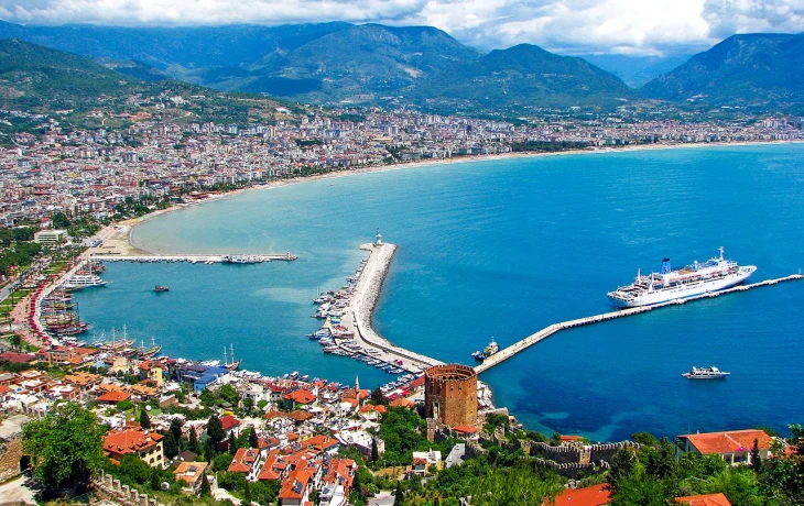 В Аланье проверяют морскую воду после жалоб туристов на опасную бактерию