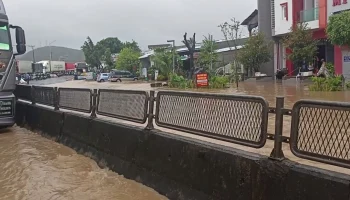 Российские туристы оказались в ловушке посреди бушующей реки во Вьетнаме