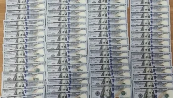 В аэропорту Сочи у туриста из Турции изъяли пачку долларов