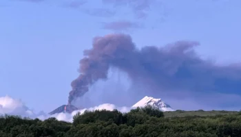 На Камчатке пилот вертолета с туристами погиб после посадки на вулкане