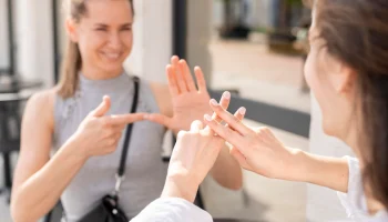 Гиды в РФ смогут проводить экскурсии на языке жестов