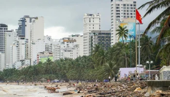 Российские туристы в Нячанге помогают восстановить курорт после наводнения