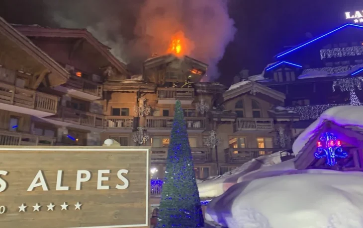 Пятизвездочный отель в Куршевеле горит почти сутки Пятизвездочный отель в Куршевеле горит почти сутки