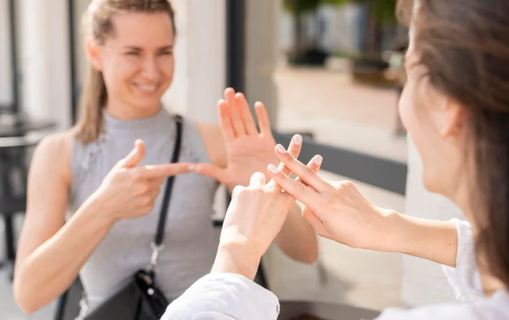 Гиды в РФ смогут проводить экскурсии на языке жестов