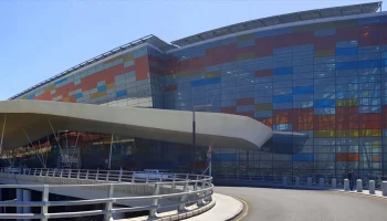 Российские туристы более 18 часов ждут вылета из Еревана в Москву