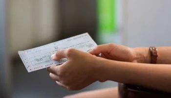 Туристы будут «отбиваться» от персональных наценок на авиабилеты дешевыми смартфонами и «дошираком»