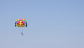 Российские туристы упали в океан во время парасейлинга на Пхукете Российские туристы упали в океан во время парасейлинга на Пхукете