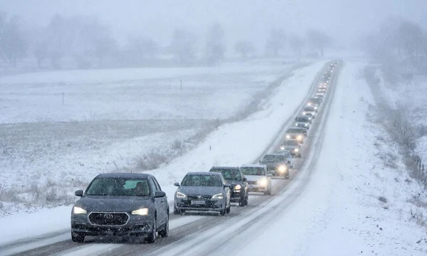 «Дорога не просто страшная, а очень»: сотни туристов застряли в Териберке «Дорога не просто страшная, а очень»: сотни туристов застряли в Териберке