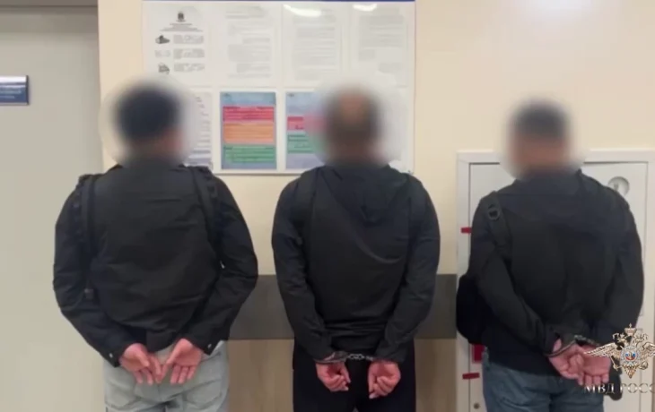 Трое иностранцев пойдут под суд за кражу вещей у пассажиров рейса Абу-Даби – Москва Трое иностранцев пойдут под суд за кражу вещей у пассажиров рейса Абу-Даби – Москва
