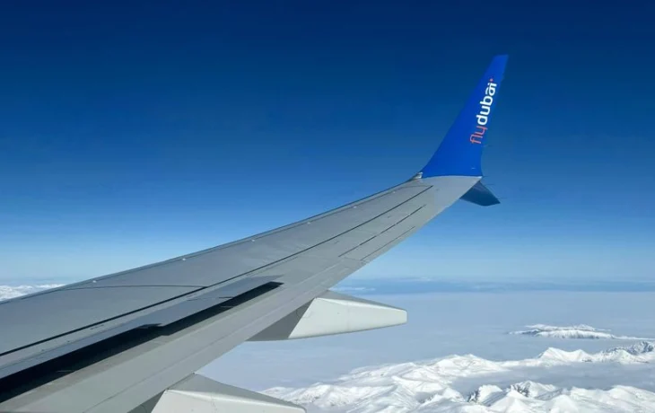 «Спят по разным лавочкам»: семья с тремя детьми провела ночь в аэропорту из-за переноса рейса