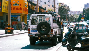 Туристам в Китае разрешили арендовать автомобили по российским водительским удостоверениям