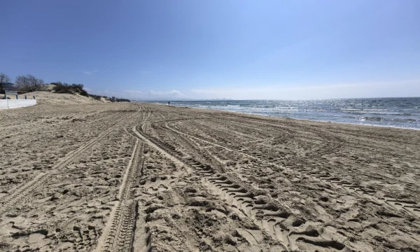 У туристов возникают вопросы к качеству нового песка в Анапе