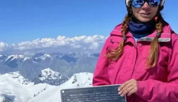 Российская туристка со сломанной ногой застряла на пике Победы в Киргизии
