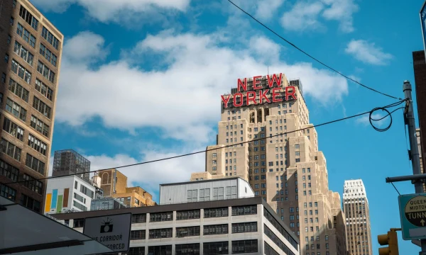 Постоялец годами бесплатно жил в отеле, а затем попытался переписать его на себя