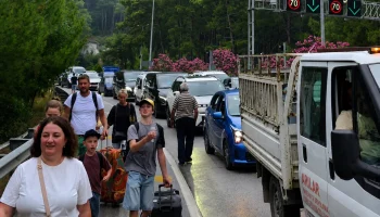 Туристы бросали автобусы и шли пешком в аэропорт Антальи из-за гигантской пробки