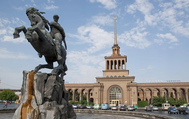 Россияне потратили деньги на несуществующий отель в Ереване и «решал из 90-х» Россияне потратили деньги на несуществующий отель в Ереване и «решал из 90-х»