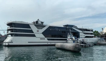 Круизный лайнер «Баргузин» протаранил буксир при спуске на воду