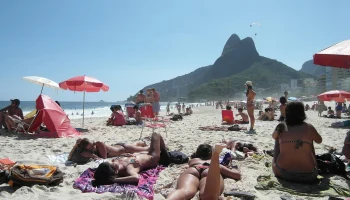 СМИ: продавцы на пляжах Рио-де-Жанейро тайком списывают деньги с карт туристов