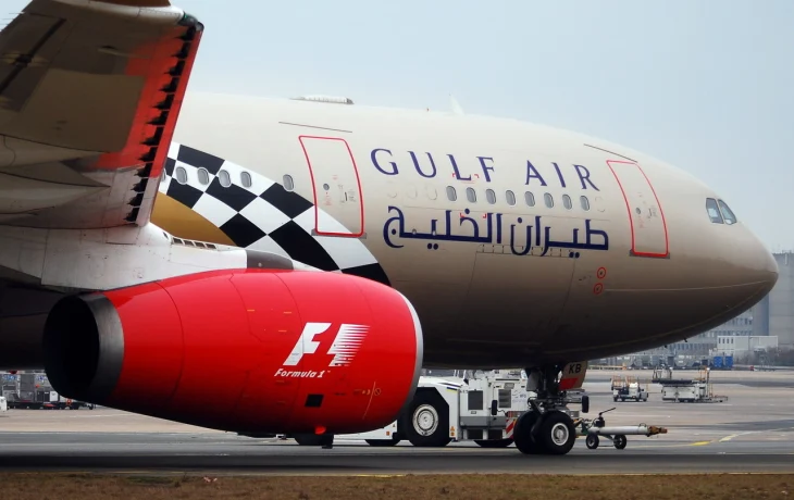 Арабская авиакомпания накормит халяльным оливье и сократит стыковки