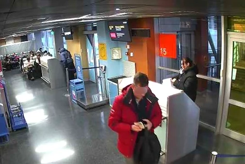 Полиция: пассажир украл телефон у сотрудницы авиакомпании в Кольцово Полиция: пассажир украл телефон у сотрудницы авиакомпании в Кольцово