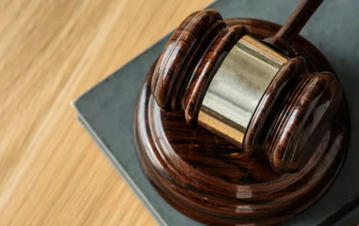 Турист заплатит почти миллион рублей за испорченный царский трон в Эрмитаже