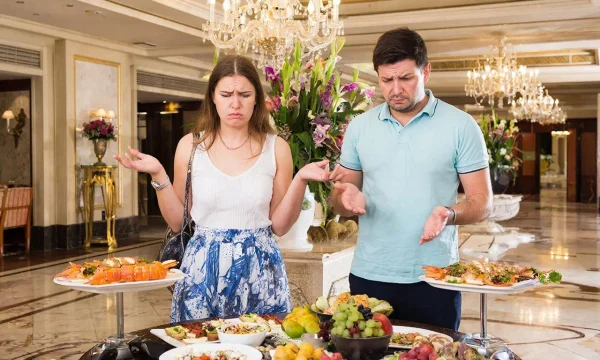 &laquo;Ни лобстеров, ни икры&raquo;: Генконсул рассказал о жалобах застрявших в Дубае туристов