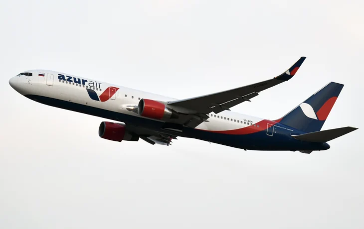 Пассажиры AZUR air вторые сутки не могут вылететь на Пхукет