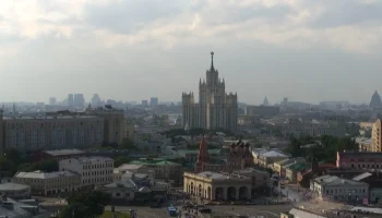 Москвичей и туристов снова предупредили о непогоде в столице