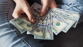 Наличные доллары предлагается купить по 75 рублей