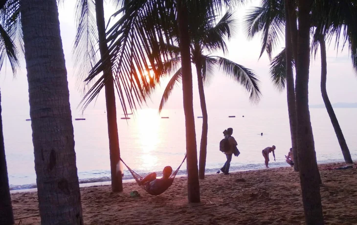 В Паттайе туристы помогают россиянину-бродяге В Паттайе туристы помогают россиянину-бродяге