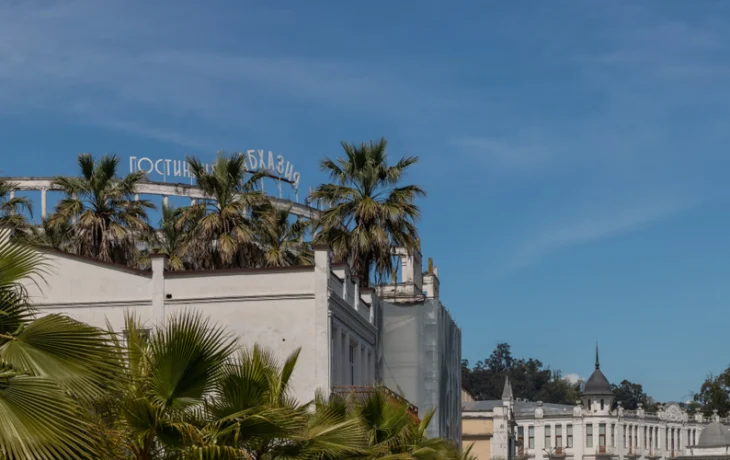 Отдых-2026 в Абхазии: куда россиянам поехать на &laquo;все включено&raquo; в отели с бассейном