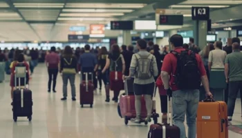 Самолет AlMasria вернулся в Москву после часа полета