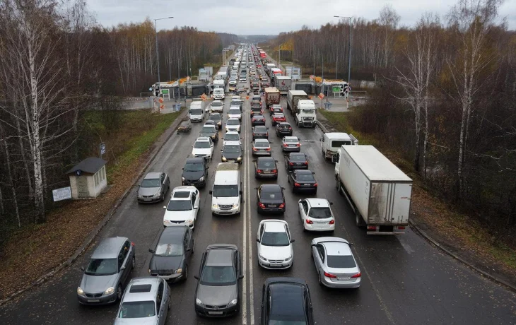 Даже Tesla не выдерживает: европейцы больше суток стоят на границе с Россией