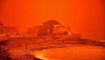 Кроваво-красное небо над Аланьей и Антальей : пылевая буря достигла Турции