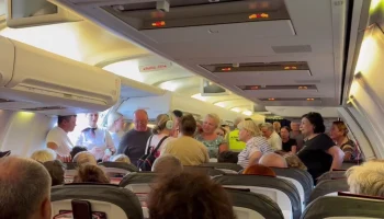 Туристам при вылете из Нячанга предложили освободить место депортированным Туристам при вылете из Нячанга предложили освободить место депортированным