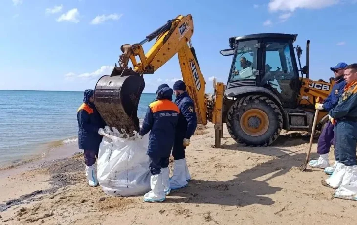 Под Анапой собрали более 1000 мешков песка с мазутом