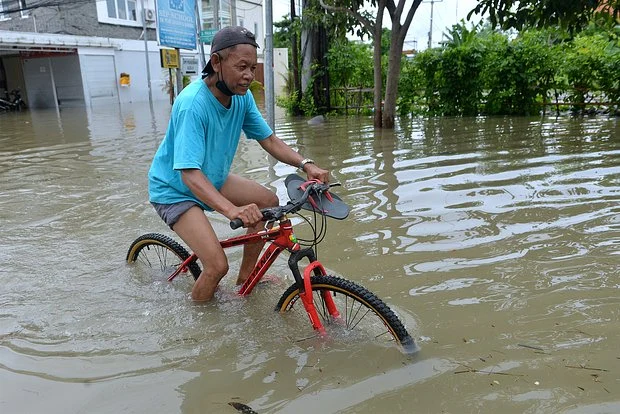 Туристов на Бали предупредили о ливнях и наводнениях