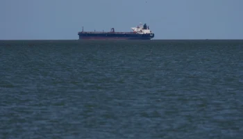 Утечки нефти после атаки на танкер в порту Дубая удалось избежать