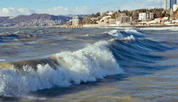 Туристам рекомендуют не приближаться к морю в Сочи