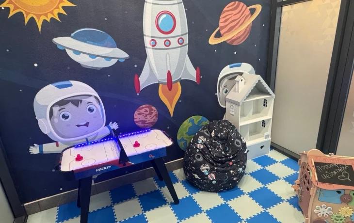 Аэропорт Чебоксар вместо комнаты для курения организовал детскую Аэропорт Чебоксар вместо комнаты для курения организовал детскую