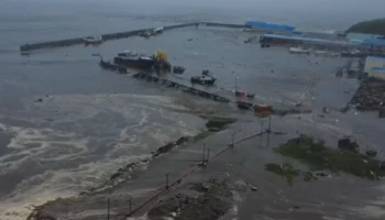 Сахалин накрыло цунами после землетрясения на Камчатке