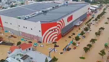 Российские туристы в Нячанге переживают последствия шторма