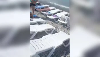 Туристку не устроило, что весь пляж занят платными шезлонгами