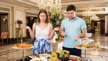 &laquo;Ни лобстеров, ни икры&raquo;: Генконсул рассказал о жалобах застрявших в Дубае туристов