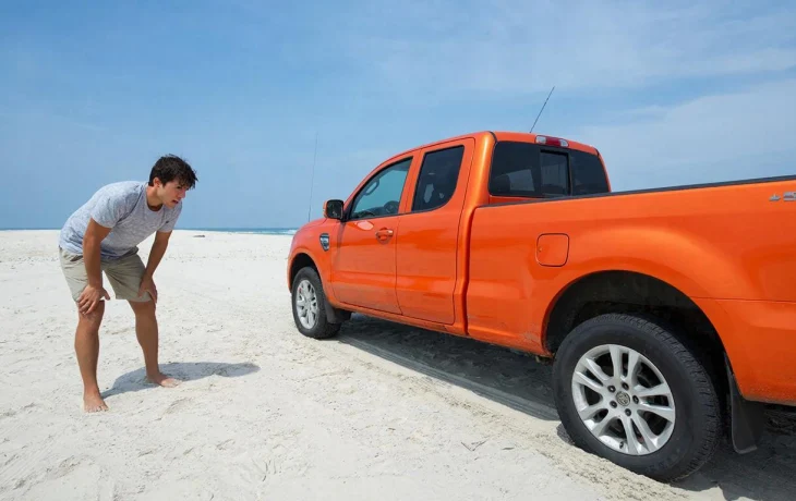 Российскому туристу в Таиланде грозит депортация из-за выезда на пляж на автомобиле