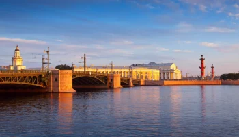 Теплоход чуть не раздавил прогулочный катер с туристами в Петербурге